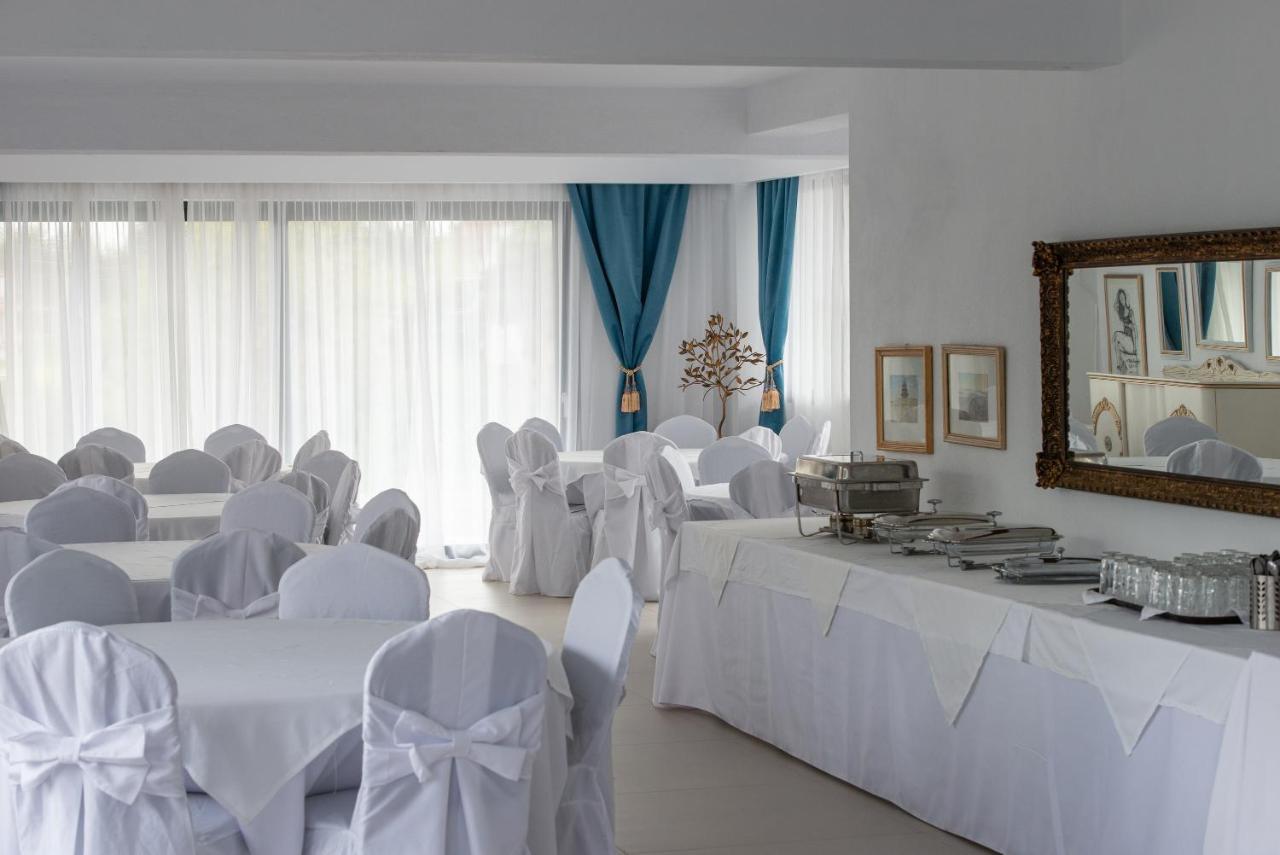 Light Blue Hotel Nea Kallikrateia Bagian luar foto