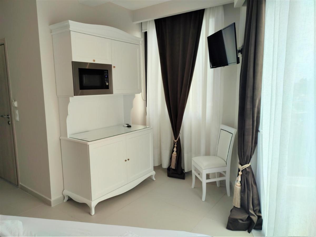 Light Blue Hotel Nea Kallikrateia Bagian luar foto